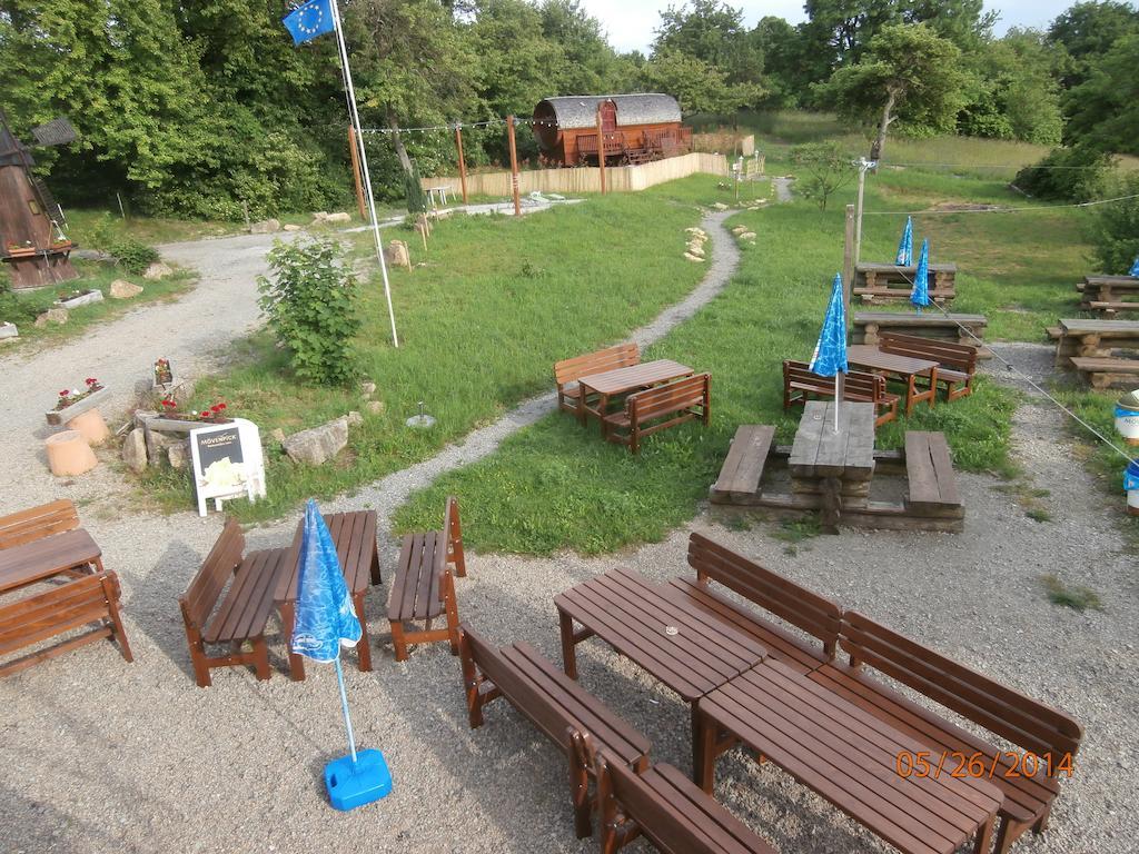 Le Chalet Du Chemin Et Sa Roulotte Berviller-en-Moselle Kültér fotó