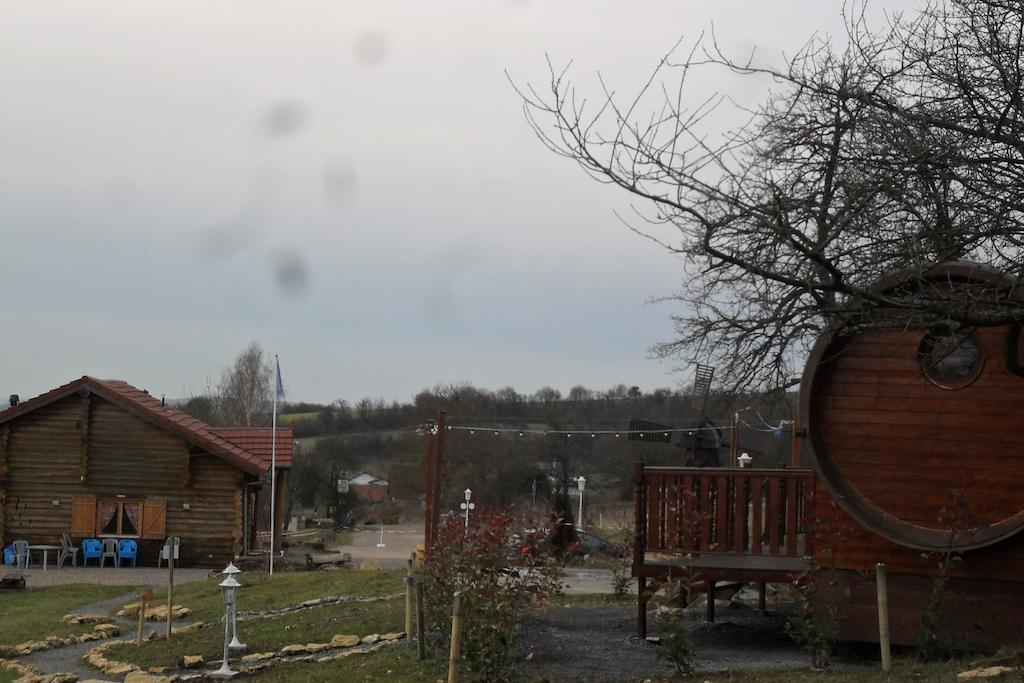 Le Chalet Du Chemin Et Sa Roulotte Berviller-en-Moselle Kültér fotó